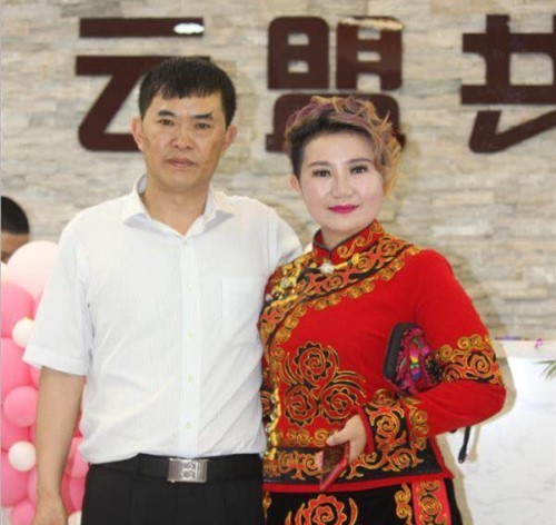 著名歌手梅朵与云盟共创实业(深圳)有限公司董事长黄训才